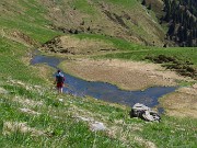 65 In discesa sul 101 con vista sul piccolo laghetto 